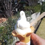 長坂養蜂場 - 蜂蜜ソフトクリーム(追い蜂蜜付き)¥400