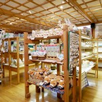 清泉寮 ファームショップ - 【売店店内】店内ショップでは、雑貨も取り揃えております。八ヶ岳のクラフトマンがつくった木製品や、かわいい輸入雑貨、清泉寮限定のキュートなジャージー牛のぬいぐるみもあります♪