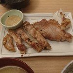 肉バルミート酒場 たか - 豚の肩ロースステーキ定食（700円）