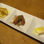 みっきー食堂 - 前菜３品は、スモークチーズ、鳥とゴボウサラダ、キッシュとキャベツの浅漬けです。