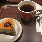 クリオロ カフェ - ガイア ケーキ、ホットコーヒー