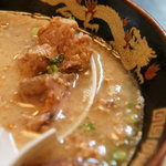 鹿児島ラーメン豚とろ 天文館本店 - うたい文句は「口の中でとろける至福のチャーシュー」で実際やわらかい。でも、日頃ラーメン二郎の豚と対峙してると圧倒的にボリューム不足なのよね…。