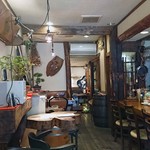 珈琲 Bass - 天井の梁も立派な古木材です