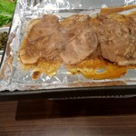 韓国料理 ハンアリ - 焼き焼き　豚カルビ　おかず3種サンチュナムル付き　1300円税込み　追加ライス　200円税込み　全部で1500円税込み　(二人前からの注文)