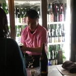 佳酒旬肴 のすけ - 真面目なふりして酒を注ぐ店主