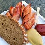 Bitzinger - ウィーン名物のケーゼクライナー（チーズ入りソーセージ）4.3ユーロ、黒パンとケチャプ＆マスタード添え