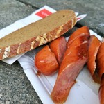 Bitzinger - 黒パンは表面が香ばしくハード、中はしっとりライ麦の程よい酸味、ジューシーで濃厚なソーセージと合う！