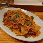 カサレッチョ - トリッパ、サラミ、ルッコラ、ウズラ豆のトマト煮ファルファッレ