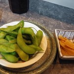 串焼 しまちゃん - お通し300円のメンマと枝豆