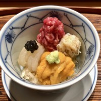 肉割烹 上 - 小丼：赤身肉 マルカワ、北海道 根室の毛蟹、羅臼の塩水雲丹、白むき海老の紹興酒漬け