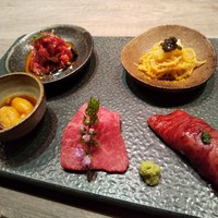 USHIGORO S. GINZA - 牛刺し4種（田村牛ザブトン握り 、白センマイの卵黄カラスミソース和え、フィレミニョンのお刺身バフンウニ添え、イチボのユッケ）