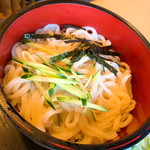 手打ちうどん・そば 子亀 - 【2019年03月】冷汁うどん＠600円、大盛＠100円のアップ。