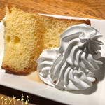 ノイズ - ブレンドコーヒー飲んでまったりしてたらケーキが食べたくなる(^^♪
シフォンケーキ(450円)☆彡
シフォンケーキはふわふわしっとりの生地にメープルシロップと生クリームが掛かってて美味しい！