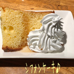 ノイズ - かぼちゃのチーズケーキ(450円)が書いてあったっけ〜と注文したら残念ながらもう終わってて、シフォンケーキ(450円)☆彡
ふわふわしっとりの生地にメープルシロップと生クリームが掛かってて美味しい！