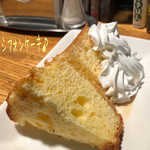 ノイズ - かぼちゃのチーズケーキ(450円)が書いてあったっけ〜と注文したらもう終わっててシフォンケーキ(450円)♪
シフォンケーキはふわふわしっとりの生地にメープルシロップと生クリームが掛かってて美味しい！