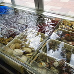 水沼さざえ店 - 水槽にはぎっしり入っています