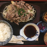 Shunsensakaba Irasshai - ランチ ジンギスカンの鉄板焼き定食　（小鉢，香物，味噌汁，ご飯）　８１０円　(2019/03)
