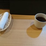 ももふく - カウンター席　おしぼりとお茶が出てきます(19-03)
