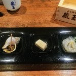 旬魚旬菜まるとび - お通し
            白魚、ふきのとうのお豆腐、磯つぶ貝