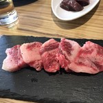 Sumibiyakiniku Kuguru - カルビ 880円 塩