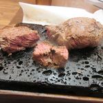 やっぱりステーキ - ステーキは富士山の溶岩を使ったプレートで焼いてあるんで石板を使って好みの焼き加減にし上げていただきました。
            