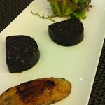 スゥリル - テリーヌ仕立てのスパイシーなブーダンノワールとバナナのキャラメリゼ