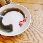 かぶと - 鰻の心臓。ピクピク動いています。鰻の血は毒性あるらしく目に入るとものすごいしみるようです。噛まずに飲みこむものですが、どれだけしびれるか噛んで味わってみました（笑）