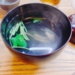 かぶと - 肝吸い。丁寧に取られた出汁と捌きたての肝を覆っている膜がプチッと口の中で弾けてすごい弾力です。程よい苦味を味わえます。