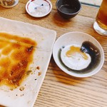 かぶと - 右の小皿が秘伝のたれのモト。でも大将は"お客様に出す鰻を漬けさせていただく事で旨みが加わり蒲焼きのタレになるのです"と。毒舌店は疲れるのでこういう良い空気感が漂うお店にリピートしたいですね