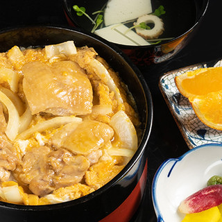 Please enjoy "Jidori Oyakoju" made with carefully selected local chicken.