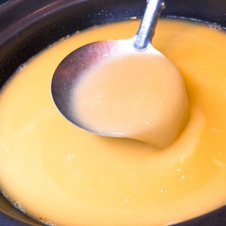 6時間ほどじっくりと炊き上げた濃厚「鶏白湯スープ」
