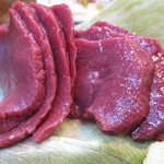 もつ焼 まるい - 馬刺しは赤身です