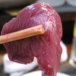 もつ焼 まるい - 右がロース肉