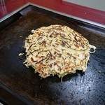 Okonomiyaki Fuugetsu - ひっくり返して焼き上げ