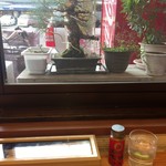 ふる里うどん  - 外がチラリと見える窓の席でうどんを待つのだ