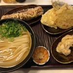 うどん 丸香 - 釜かけ + ちくわ天 + 野菜天盛（さつまいも天 + なす天 + たまねぎ天） + かしわ天