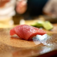 天寿し 京町店 - 名刺代わりの大トロ(醤油)。口の中でとろけて一瞬で無くなります。