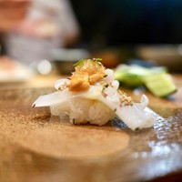 天寿し 京町店 - 烏賊。上には雲丹と自家製のふりかけが。山椒のほんのりとしたアクセントがクセになります。