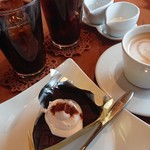 カフェ・ド・ナリ - アイスとホットコーヒー、、チョコレートケーキ