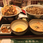 味奈登庵 - 丼物ライス＋野菜かき揚げ天＋かけそば＋玉子♡  
      形而上の「野菜かき揚げ天丼セット（温かいそば）＋玉子」ですな。
      無料の揚げ玉はもちろん貰う。
      アゲダマビンボー！