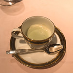 村上開新堂 レストラン - グリーンピースのポタァジュ。茉莉花茶の風味というのが非凡である。