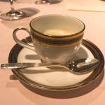 村上開新堂 レストラン - 肌理が細かい、とは、この事であろう。左利きのわたくしに合わせ、匙が逆に置かれていることに気づかれた向きもあろう。「そういうところ」なのである。