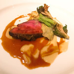 村上開新堂 レストラン - 犢。添えられた蕗の薹、アンチョビを纏った焼キャベツの付け合わせに春を強く感じる。こういう佳い犢を食べると「柔らかいだけで個性なし」としばしば表現されるこの食材にもしっかりと風味、実質があると深く感じる