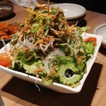 炭火焼肉 石垣庵 - ゴーヤの入ったサラダ