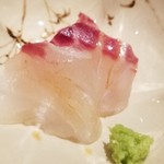 にい留 - (02)真鯛のお造り
      産卵期は春～初夏、旬は秋～晩冬。
      産卵期直後の真鯛は普通、状態は悪いのですが、この魚は良いです。
      コリコリ感を残しつつ、少し寝かした様な旨みもあり、とても美味しい♪