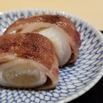 にい留 - (03)子持ち槍烏賊の印籠
      産卵期は初春～夏、旬は秋～冬、寿命1年
      薄味で丁寧にに煮られた槍烏賊は穏やかな甘み
      透明感のある卵はしっとりとした極上な円やかさがあります
      この美味しさに驚きを隠せません