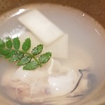 にい留 - (04)蛤の酒蒸し椀
      蛤を酒蒸したお出汁、豊かで濃い旨みに思わず目を瞑って、じっと集中して味わう。
      蛤自体は弾力のある身をしっかり噛みしめると味わいが口の中に拡がります。