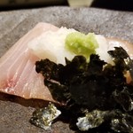 にい留 - (05)春鰤(三重県産・14日熟成)のヅケ
      産卵期は早春～晩春、旬は秋～晩冬
      太平洋側は産卵直前の時期で日本海産の寒鰤とは異なり脂がのり過ぎておらず、ややサッパリとしていて、ヅケにすると絶妙な味わい。