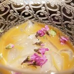 にい留 - (06)のれそれ(真穴子の稚魚)、黄身出汁酢
      真穴子の産卵期は初夏～初秋、南鳥島付近で産卵
      日本近海に戻り幼態から稚魚に変化
      のれそれの透明感のある旨み、穏やかな黄身出汁酢で円やかに仕上がっています