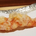 にい留 - (08)車海老(1本目)
      先ずは1本目、焔が立つが如く躍動感のある衣、何も付けずそのままで。
      舌に乗せると衣が雪のように溶けます！
      車海老はレアな仕上がりで甘さが鮮烈！